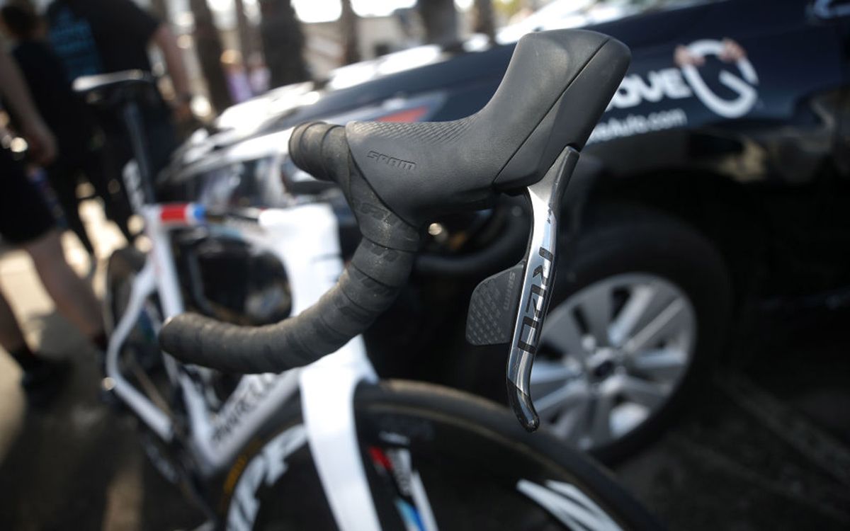 The SRAM RED eTap AXS HRD levers are wireless shifting but house the hydraulic system for the brakes