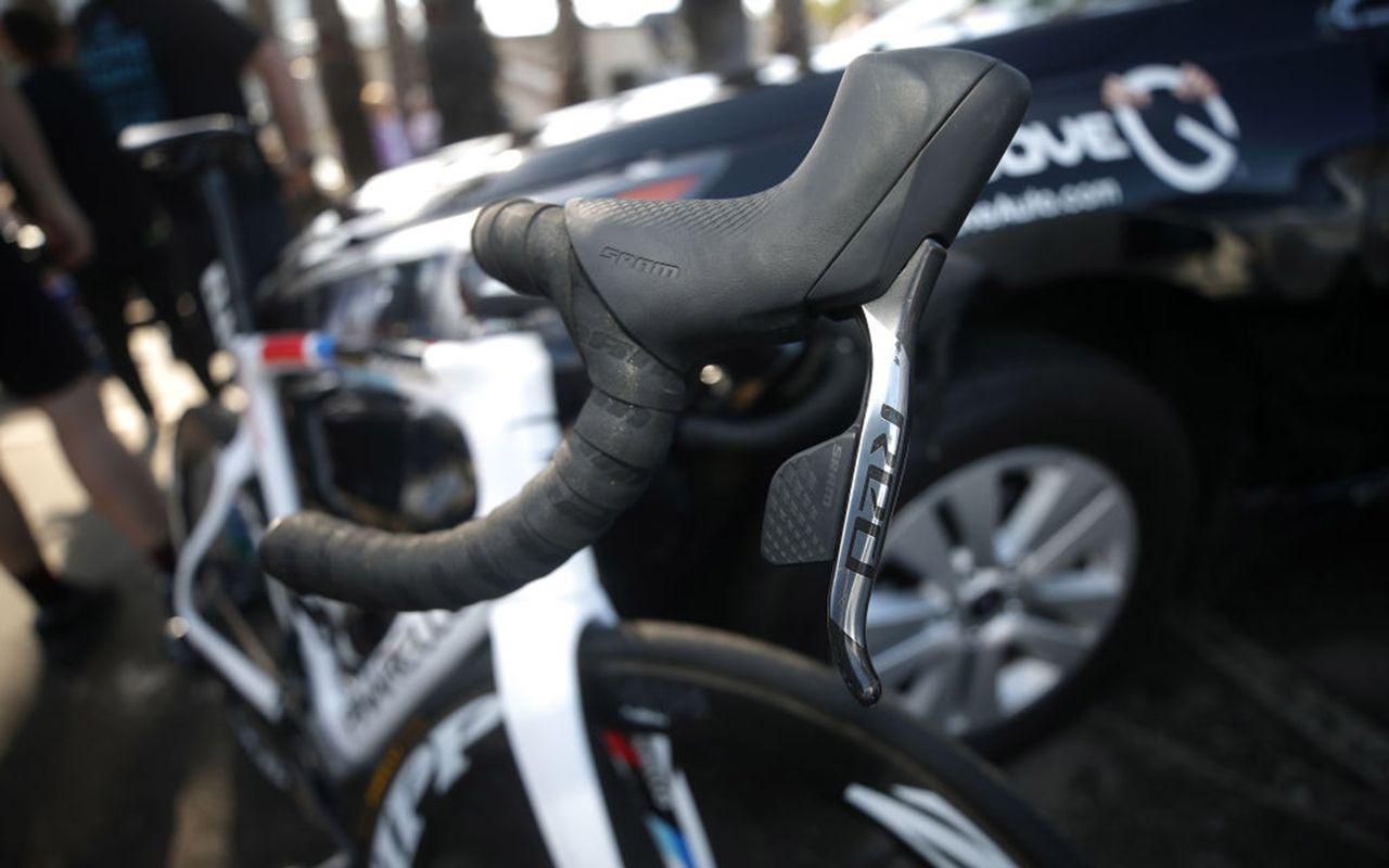 The SRAM RED eTap AXS HRD levers are wireless shifting but house the hydraulic system for the brakes