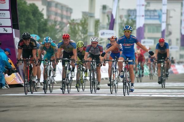 Taiji Nishitani (Aisan Racing Team) in front in the bunch sprint to the finish line