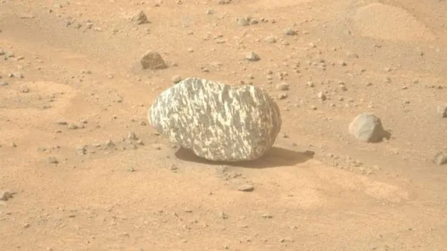 Weird 'zebra rock' on Mars MLsWb5UBE2sX9AkoKSrCri-650-80.jpg