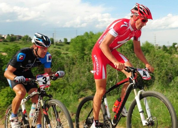 Todd Wells (Specialized) goes ahead of JHK (Subaru Gary Fisher)