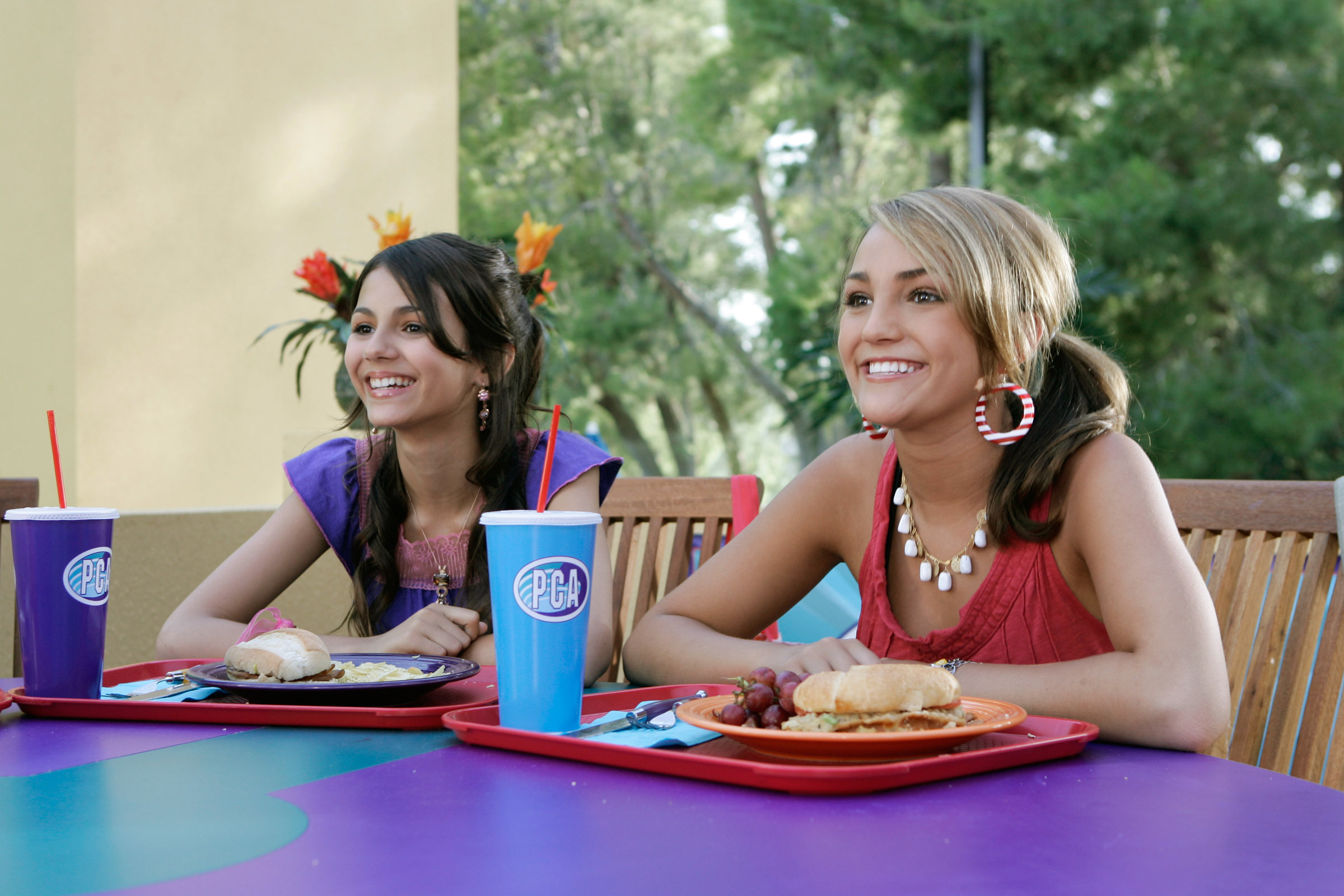 Victoria Justice and Jamie Lynn Spears on the set of Zoey 101.