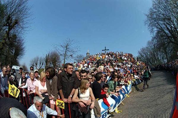 The crowd on the Muur