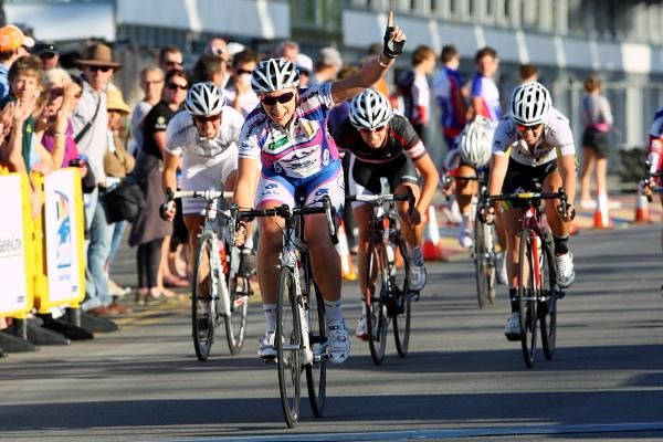Annette Edmondson (SASI) wins the sprint from Chloe Hosking (HTC-HighRoad) and Peta Mullens (Honda) .