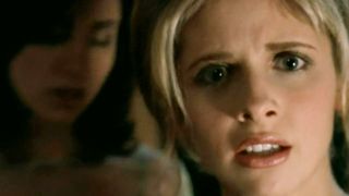 Robia Scott standing behind a worried Sarah Michelle Gellar in Buffy the Vampire Slayer.