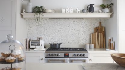 grey kitchen tile splashback