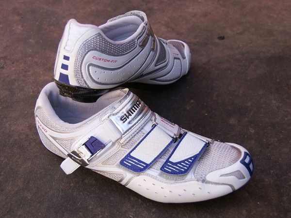 The Shimano SH-R220 road shoe offers many of the features of the top-end R300 model but at a much lower price.