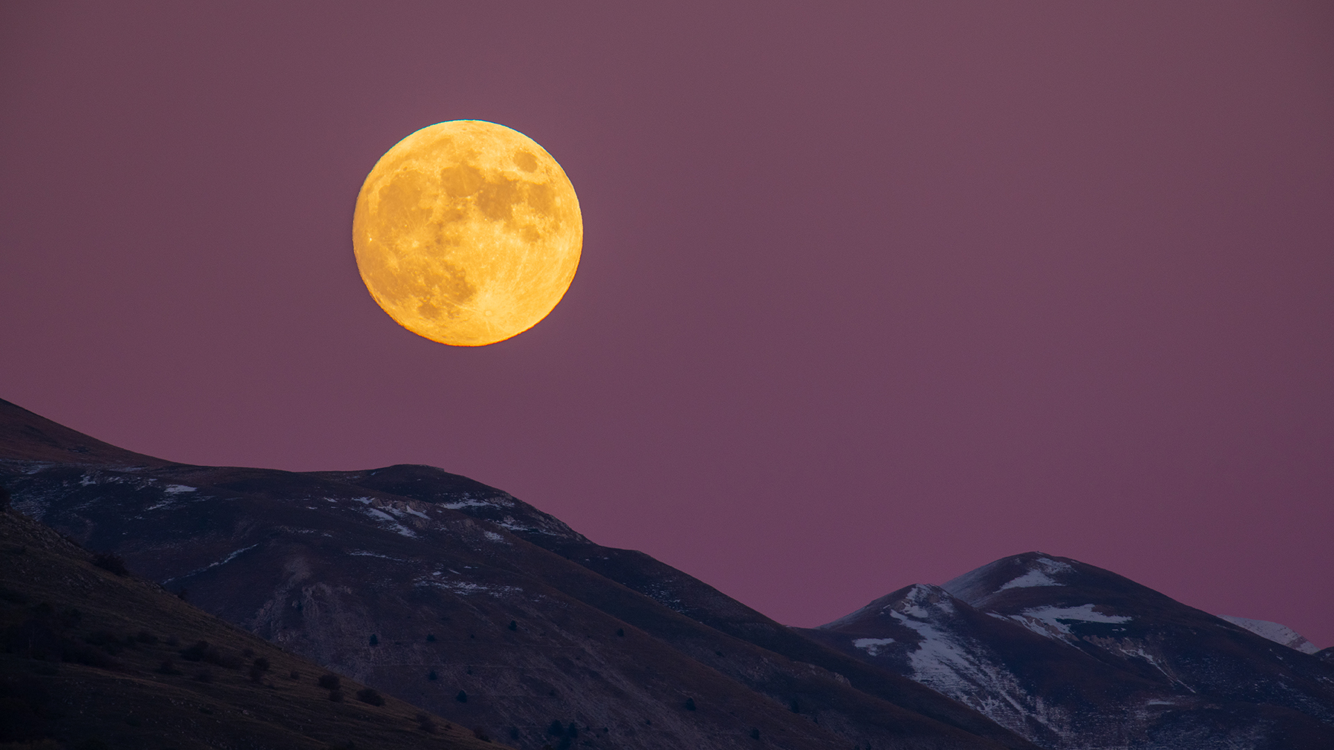 The full 'Beaver Moon' rises next to bright Jupiter this weekend. Here's how to watch.