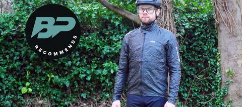 Man wearig a GoreWear C5 Shakedry 1985 jacket with a Bike Perfect recommends badge