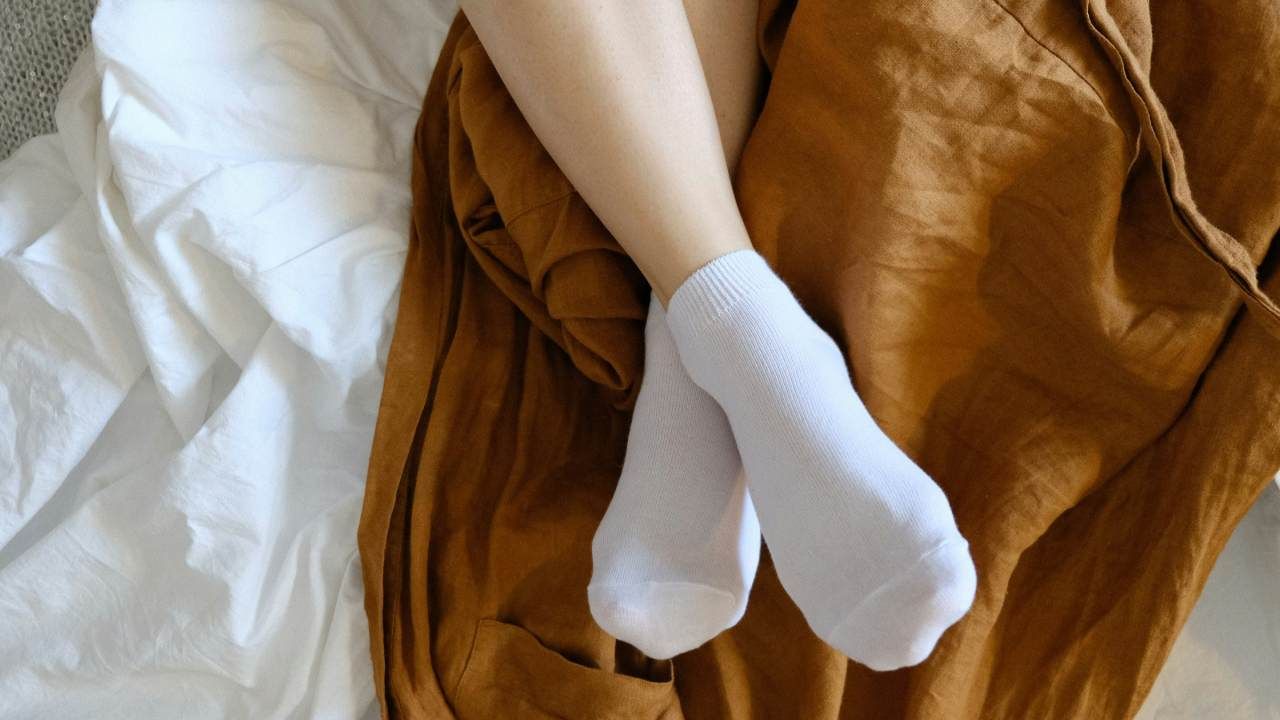 “Warm your feet or you won’t sleep!” – doctor explains how to keep feet warm during UK cold snap