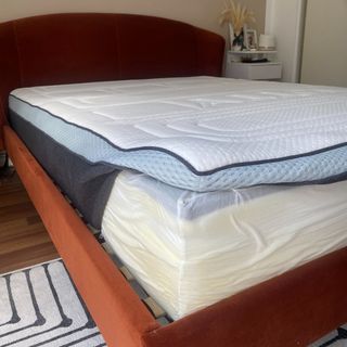 Otty Pure Plus mattress without cover on corner