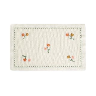 White place mat with flowers