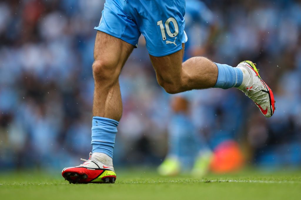 Do footballers have to wear shinpads?