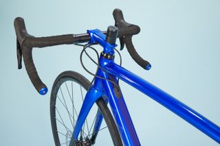 Image shows VAAST R/1 road bike with Shimano 105 groupset