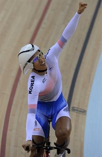Sunjae Jang (Korea) celebrates his victory in the 4,000m individual pursuit.