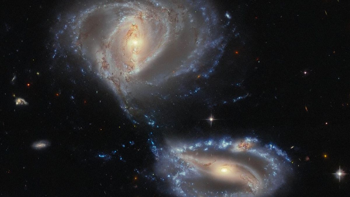 تلسكوب هابل الفضائي يكشف عن ثلاثية غير متوقعة من المجرات (صورة)