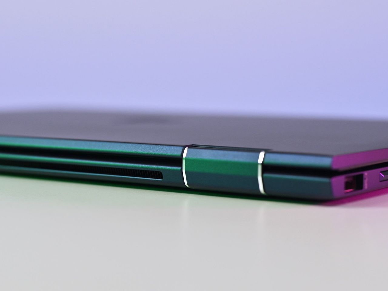 Hp Elite Dragonfly Review Hinge