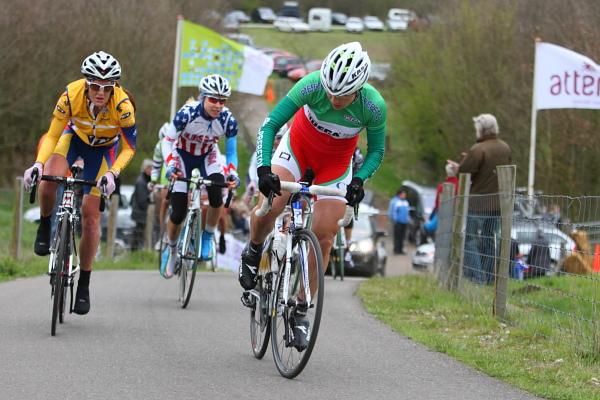 Monia Baccaille (Team Valdarno) accelerates hard on the climb, causing a reaction from the others.