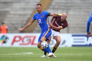  Samir Nurkovic attempts to keep possession away from Alan Robertson 