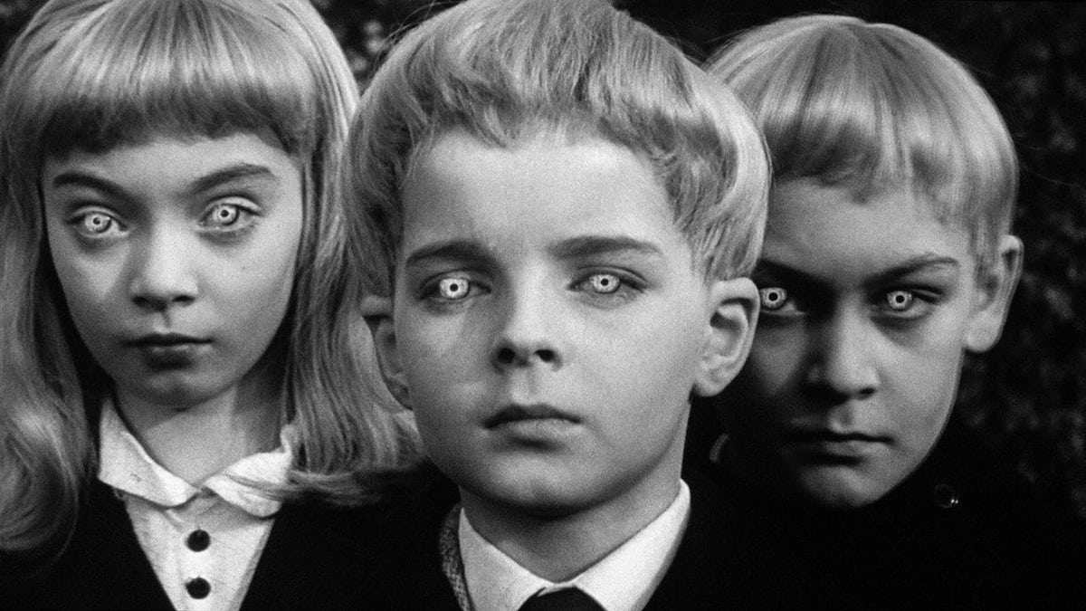 Três crianças assustadoras com olhos alienígenas em Village of the Damned