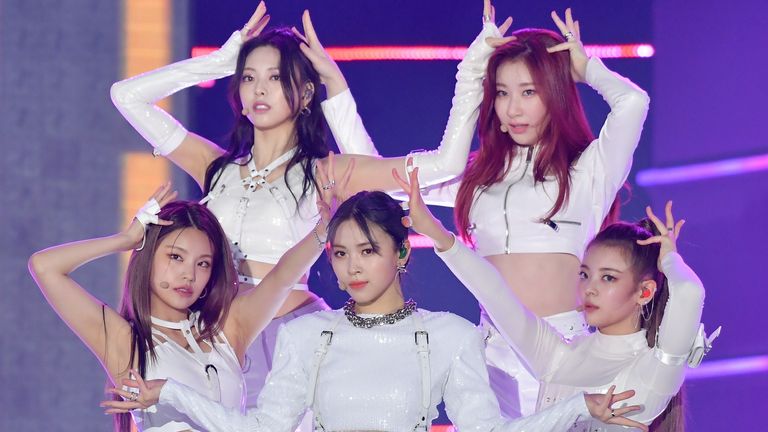 Itzy k-pop group performing