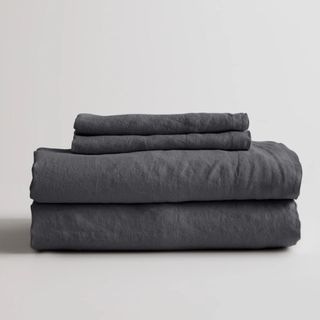 Best linen duvet covers on bed close up with duvet inset and pillows 