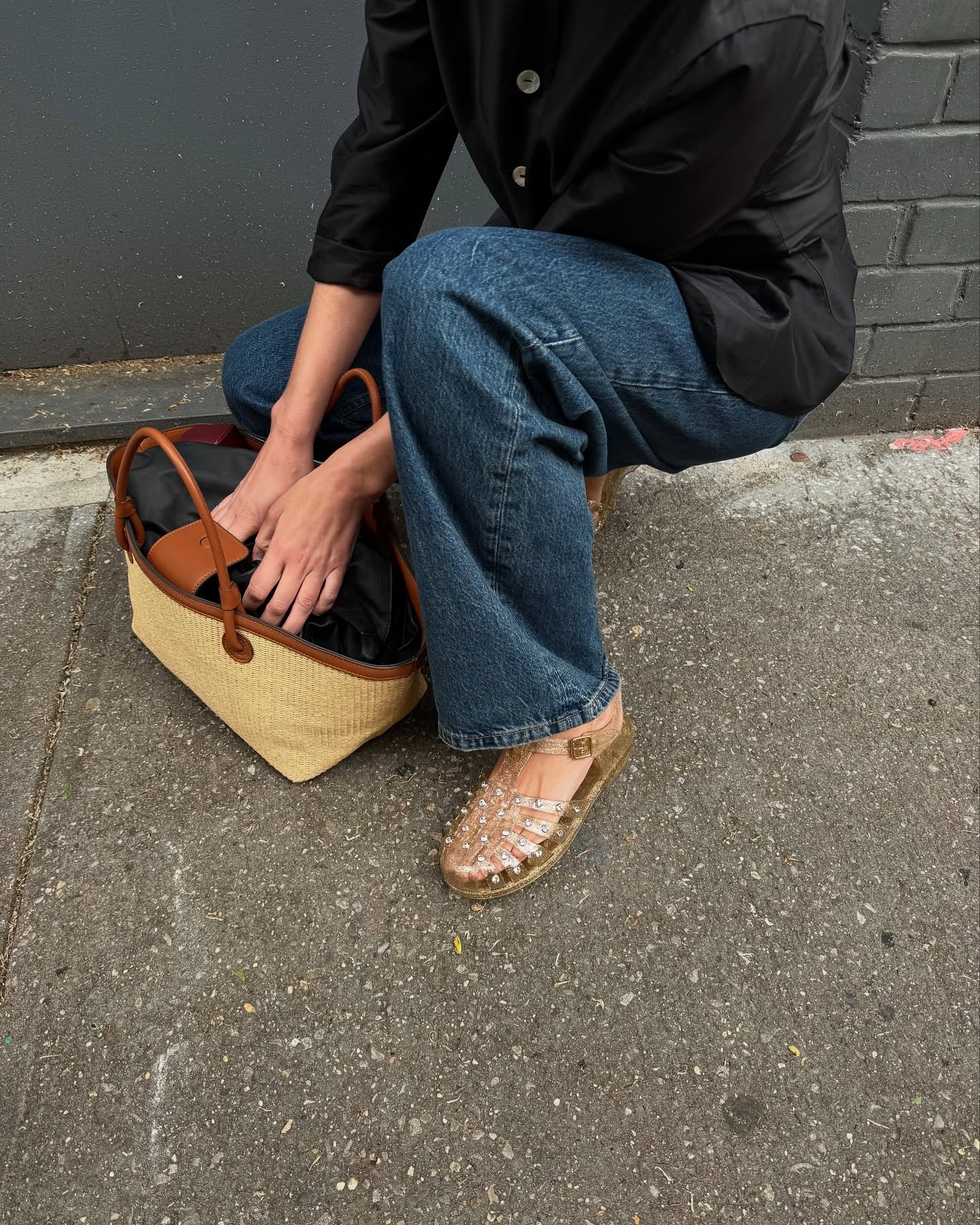 An image of @robinreetz wearing the jelly fisherman sandal trend.