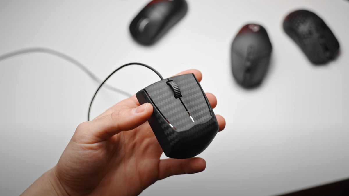 World's Lightest Gaming Mouse Boasts Carbon Fiber Design