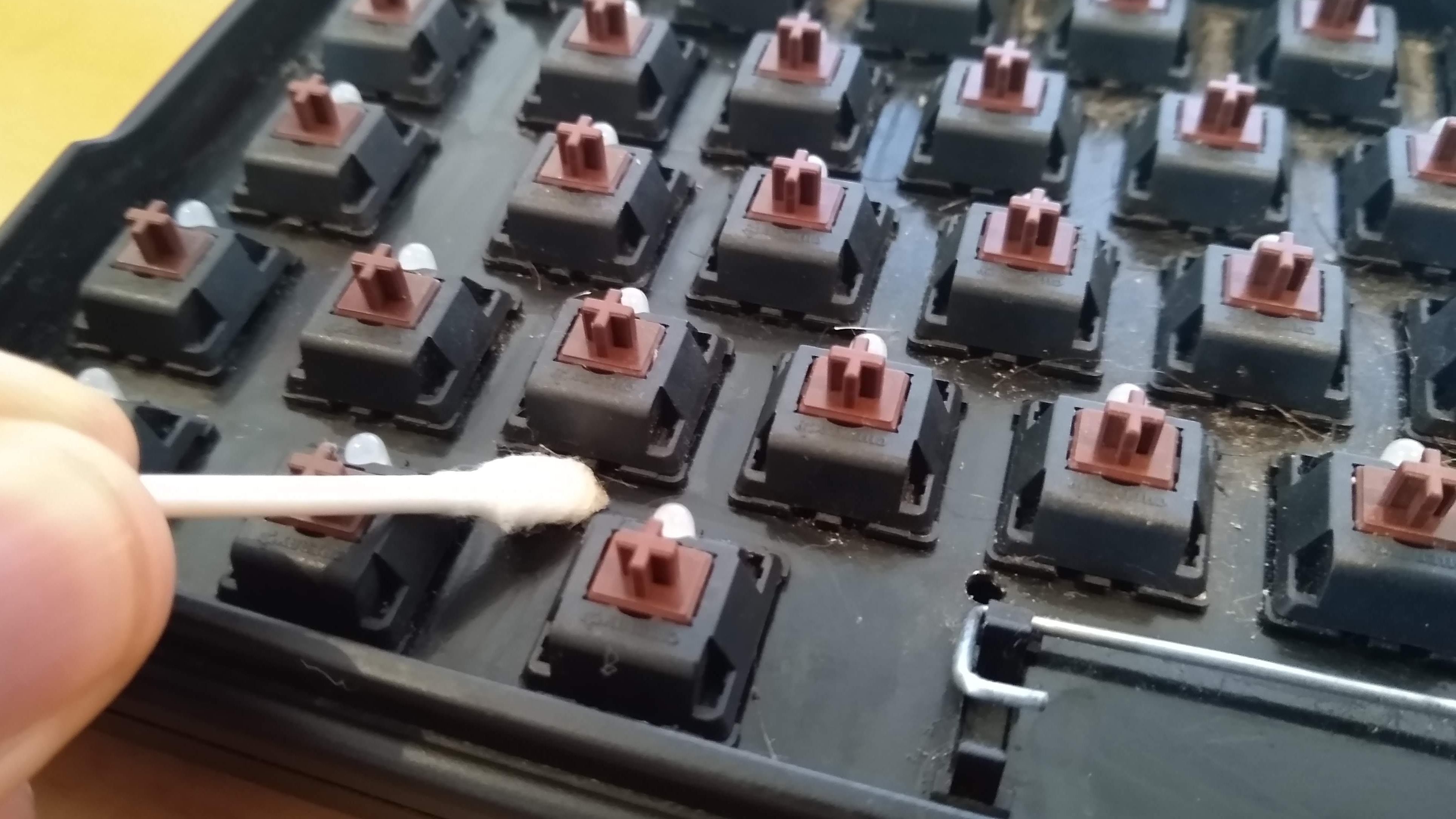 Cara membersihkan keyboard mekanis Anda secara mendalam
