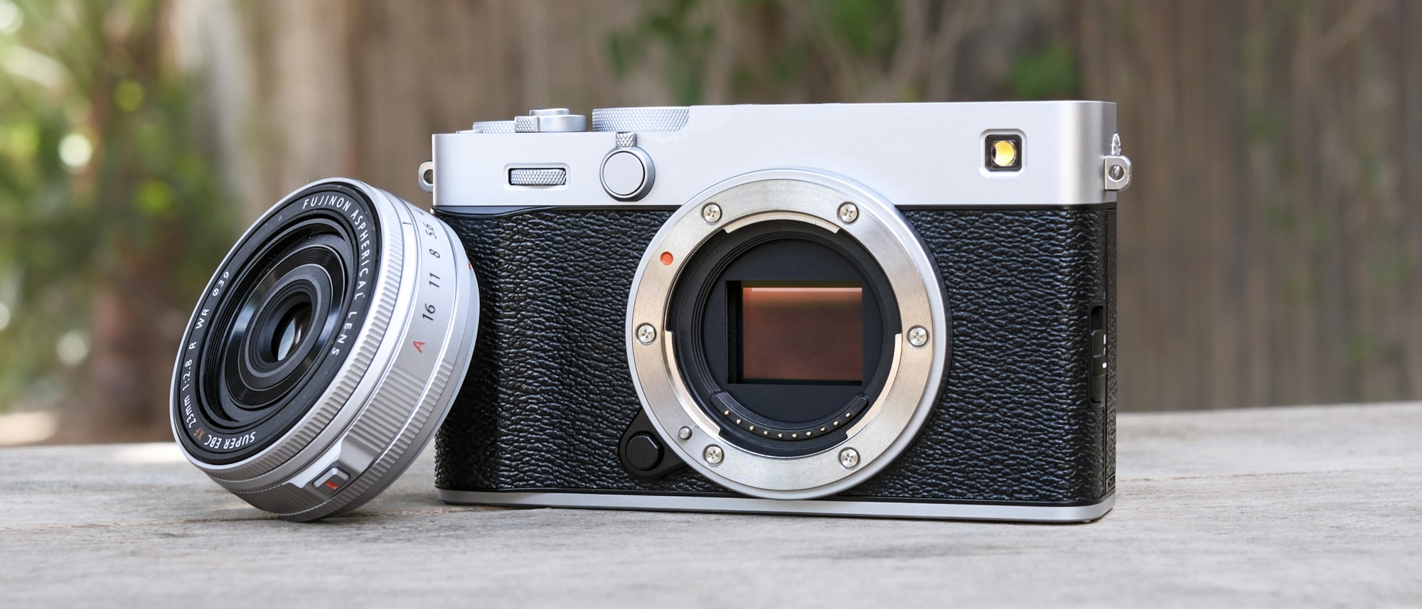 Лучшие объективы для камер Fujifilm X-mount: 12 проверенных решений Камера Fujifilm X-E5 с отсоединенным объективом XF 23mm f/2.8