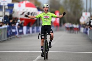 Coppi e Bartali: Filippo D'Aiuto surprises sprinters with late attack to win stage 2