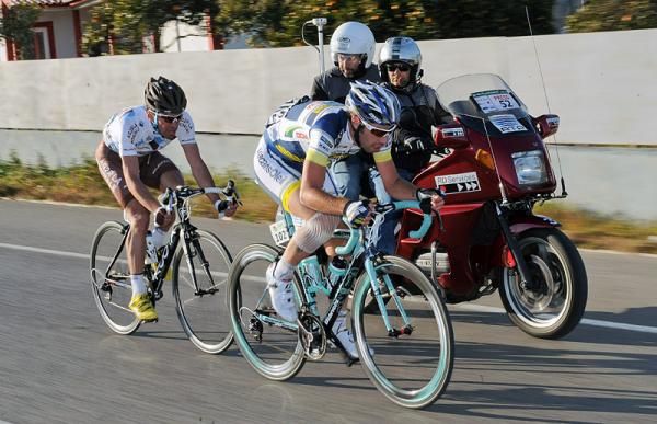 Christophe Riblon (Ag2R-La Mondiale) and Thomas De Gendt (Vacansoleil-DCM) make a bid for victory late in stage 2.