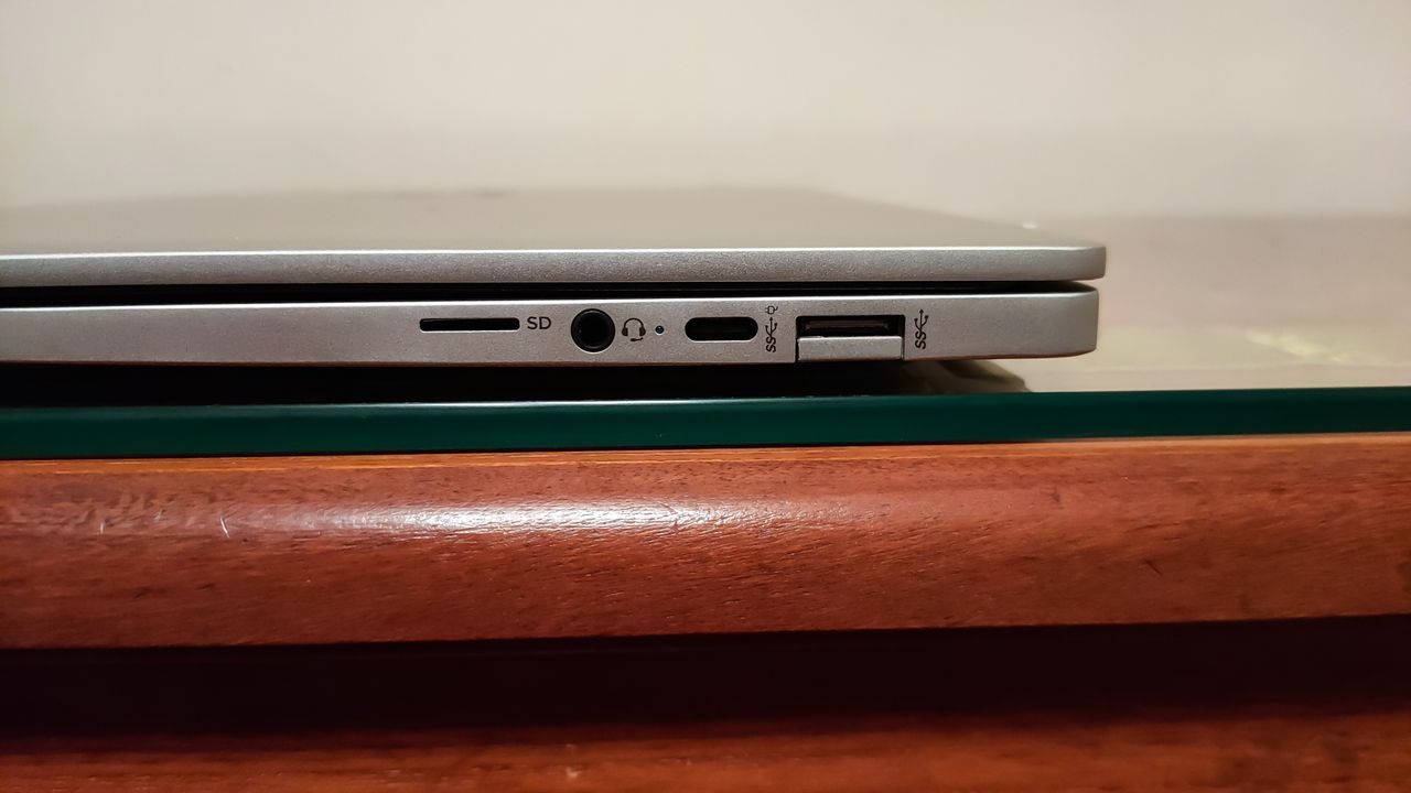 Alternative side-facing view of the HP Pro c640 Chromebook