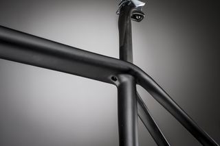 Seatpost clamp position adds 2cm free play to the seatpost