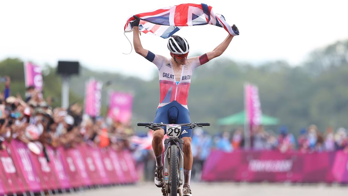 Tom Pidcock winning gold at the Tokyo Olympic games