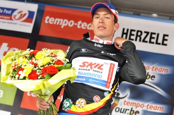 Dominique Cornu (Skil - Shimano) tries on his new leader's jersey at the Tour of Belgium.