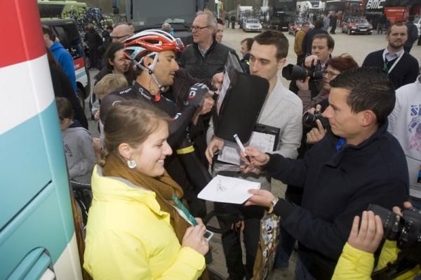 Daniele Bennati greets the fans at the start of the race