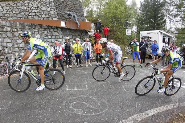 The three leaders climb on stage 19