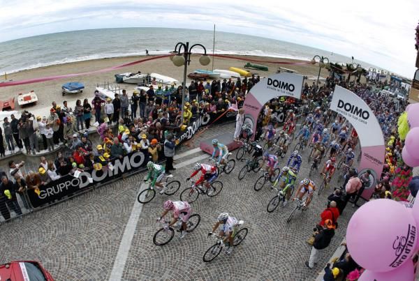 Maglia Rosa Richie Porte (Saxo Bank) leads the peloton away from the start