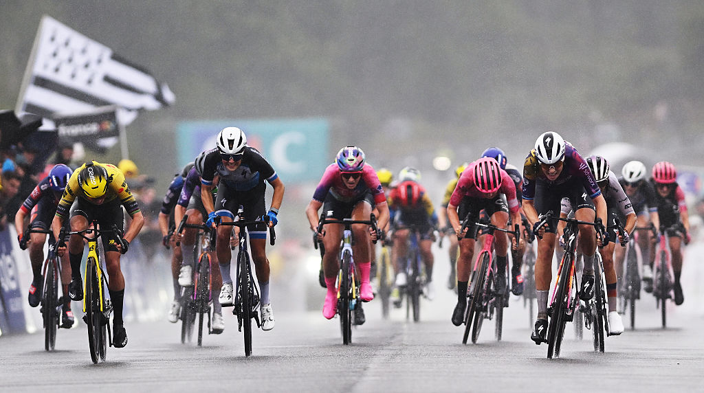 PLOUAY, FRANCE - AUGUST 30: (L-R) Marianne Vos of Netherlands and Team Visma | Lease a Bike, Chloe Dygert of The United States and Team CANYON//SRAM zondacrypto, Eline Jansen of Netherlands and Team VolkerWessels Cycling, Cedrine Kerbaol of France and Team EF Education-Oatly and race winner Mischa Bredewold of Netherlands and Team SD Worx - Protime sprint at finish line during the 24th GP de Plouay - Lorient- Agglomeration Trophee 2025 a 165.3km one day race from Plouay to Plouay / #UCIWWT / on August 30, 2025 in Plouay, France. (Photo by Luc Claessen/Getty Images)