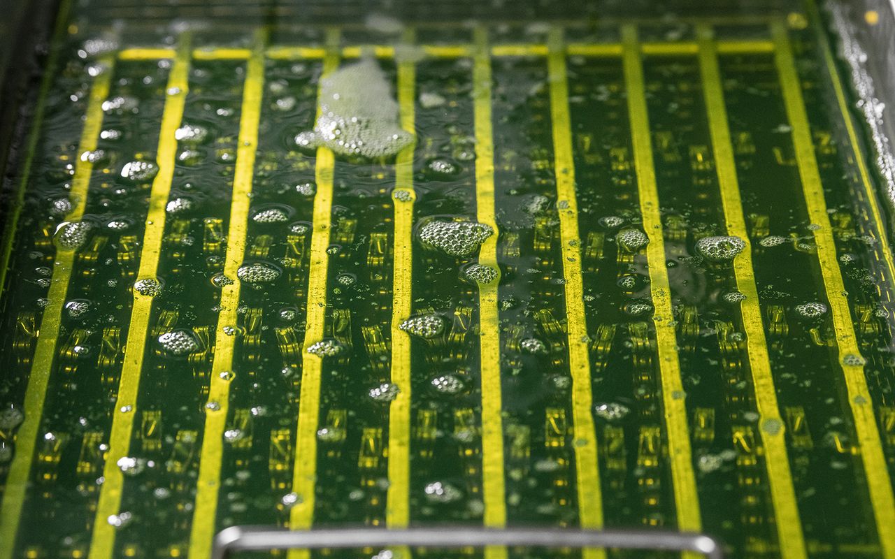 A look at the chains in the ultrasonic cleaning bath