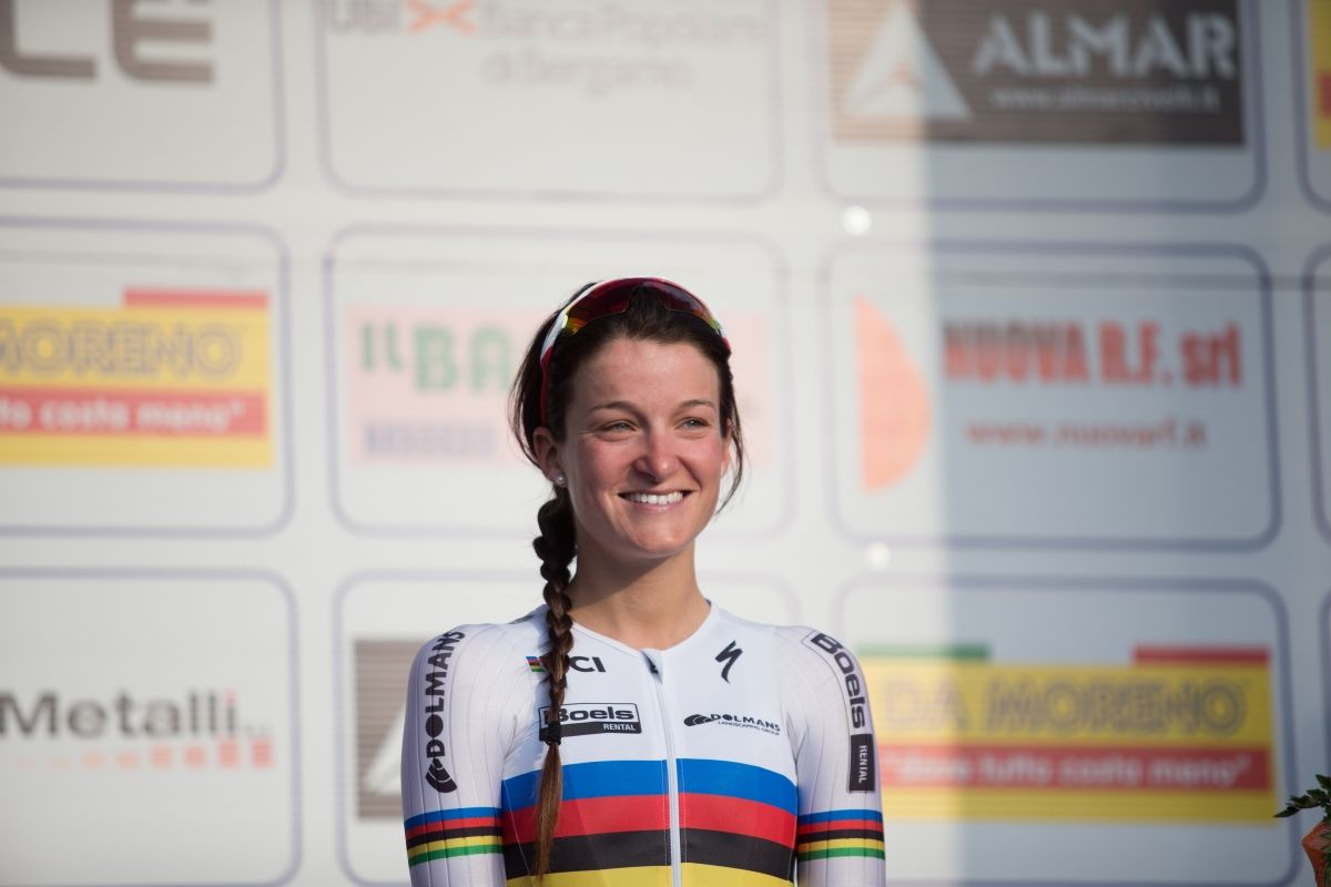 Trofeo Alfredo Binda winner Lizzie Armitstead on the podium