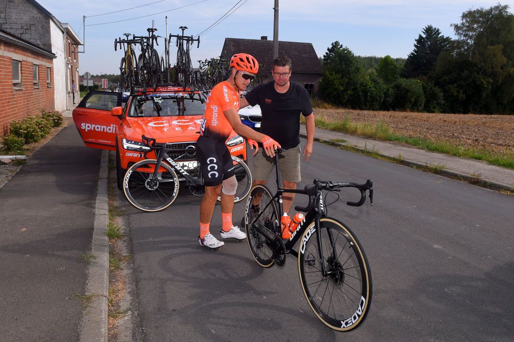 Matteo Trentin gets a spare bike at Tour de Wallonie stage 1