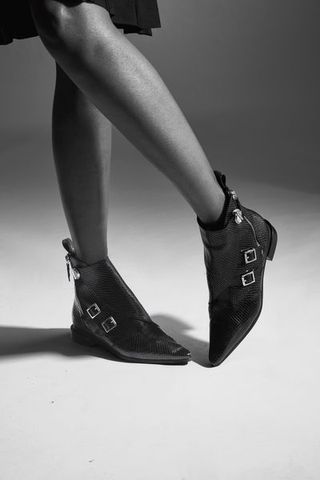 Human leg, Joint, White, Style, Monochrome, Black, Black-and-white, Monochrome photography, Sandal, High heels,