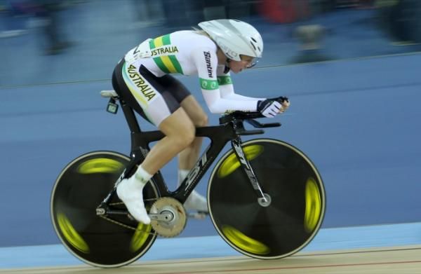 Annette Edmondson flat out in the omnium pursuit
