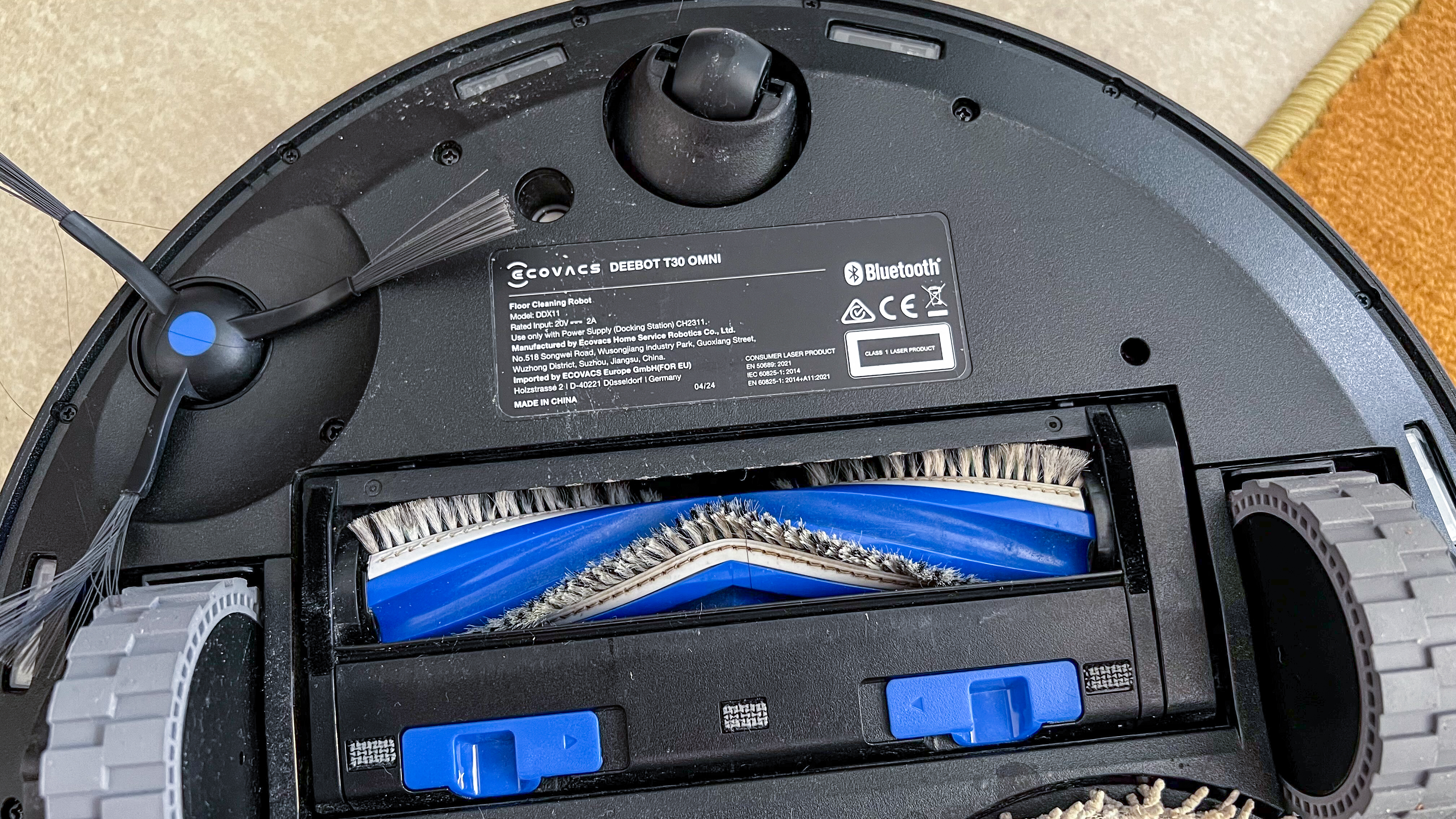 The ZeroTangle bar brush under the Ecovacs Deebot T30 Omni robot vacuum after use