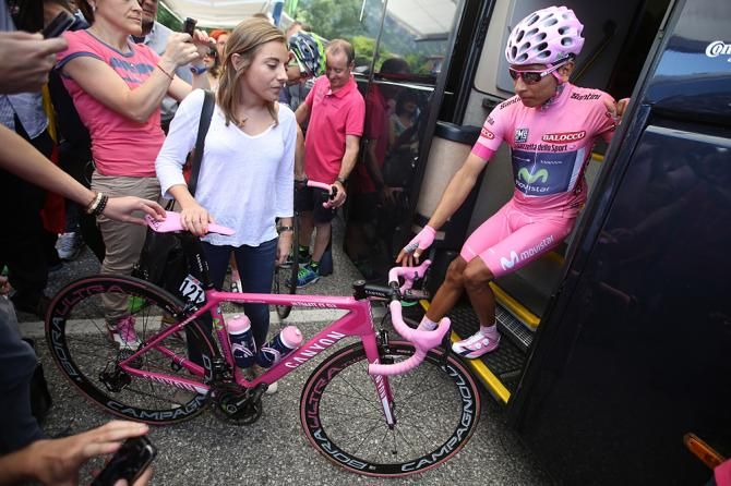 Nairo Quintana emerges on his pink Canyon Ultimate CF SLX