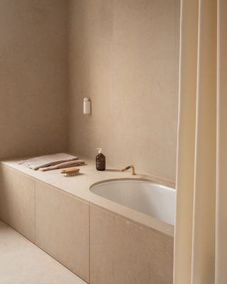 Minimalist bathroom in Kensington interior
