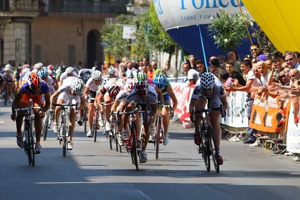 Kirsten Wild (Cervelo Test Team) sprints against Giorgia Bronzini (SAFI)