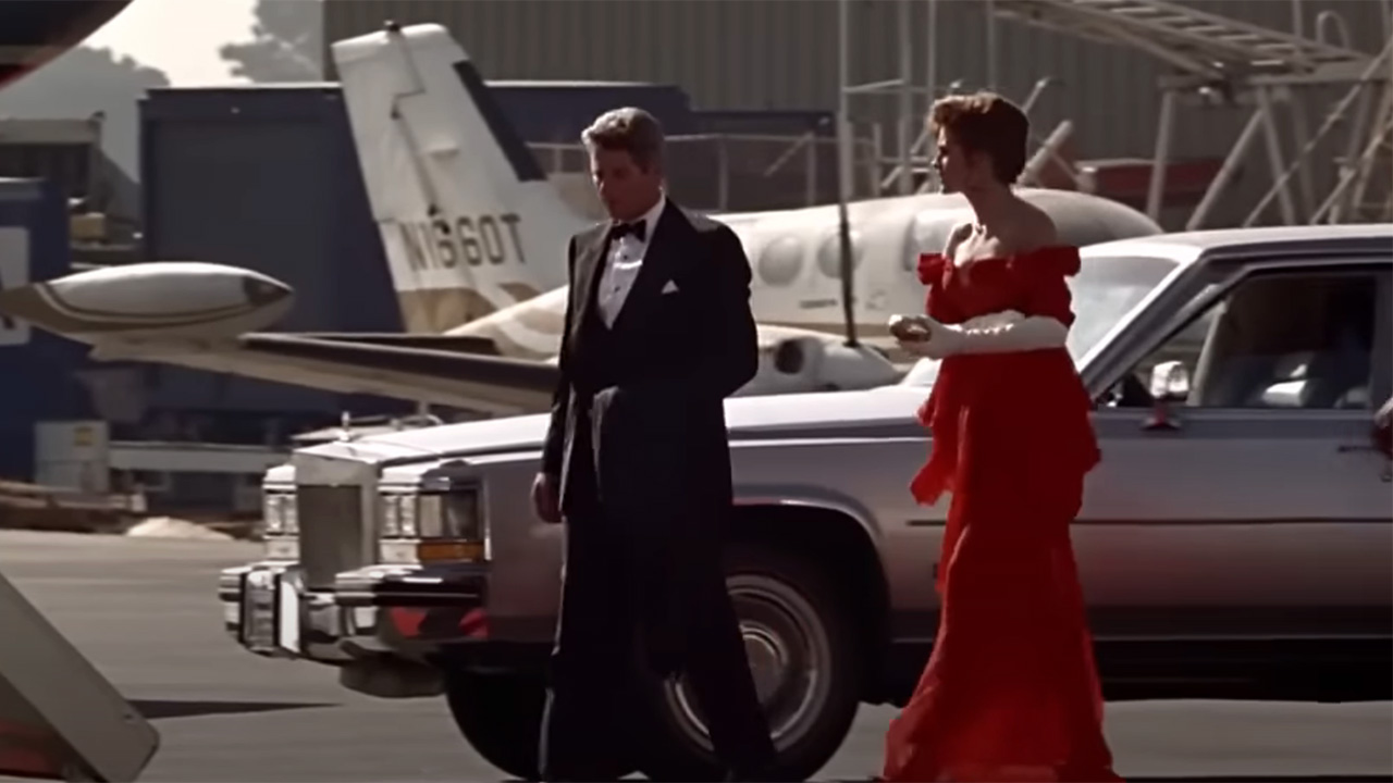 Julia Roberts and Richard Gere walk to a plane in evening attire.